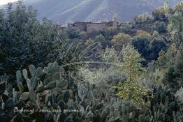 Image du Maroc Professionnelle de  Village berbère du haut Atlas non loin de la vallée de l'Ourika, ce village s'incruste dans les montagnes comme un caméléon, il est situé sur la route de l'Oukaimden, le Dimanche 21 Décembre 1986. (Photo / Abdeljalil Bounhar) 